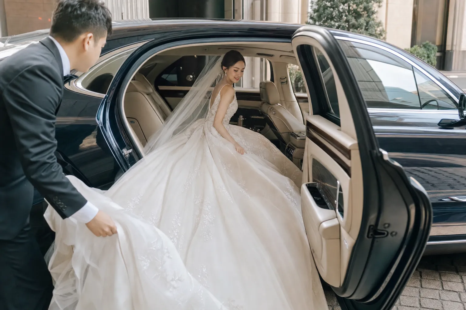 Phantom EWB 婚紗上落：超長軸距花車的空間優勢